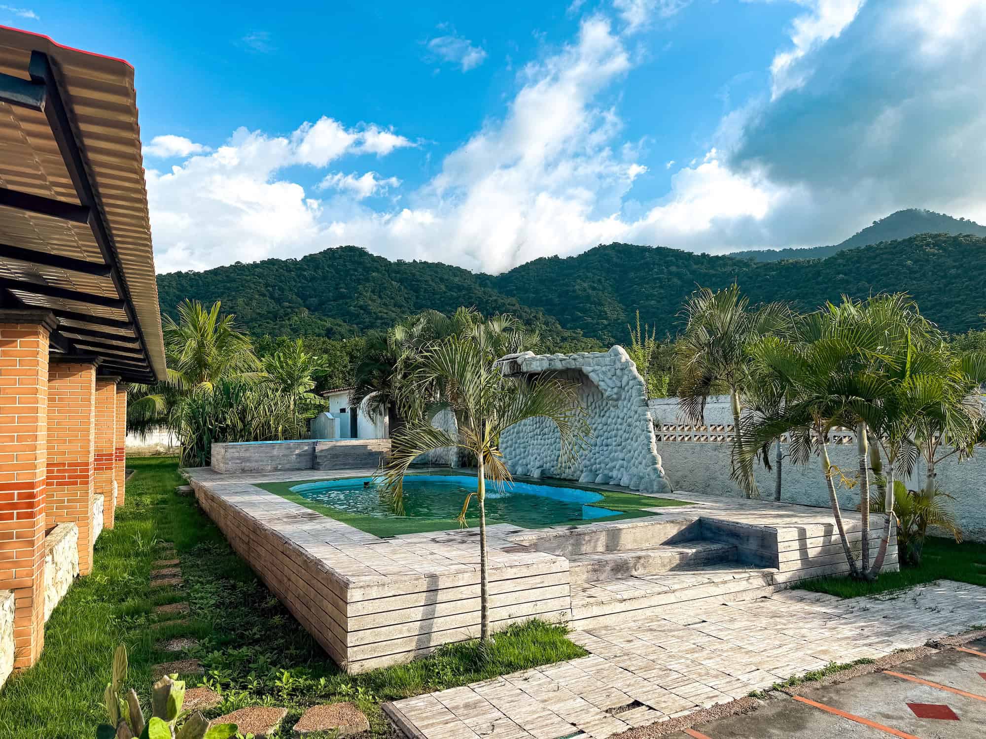 Bazén s palmami a vodopádem v přírodním prostředí Patanemo Planet.