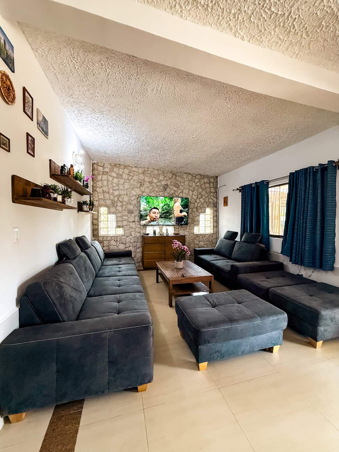 Chill-out zóna s velkými pohovkami, televizí a dekoracemi.