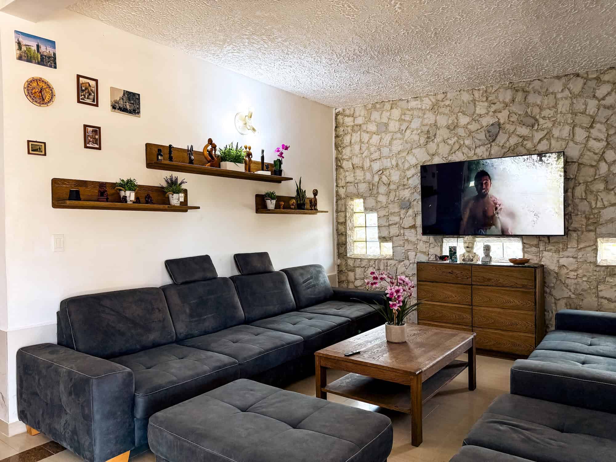 Modern pokoj s kamennou stěnou a televizí v Planet Patanemo.