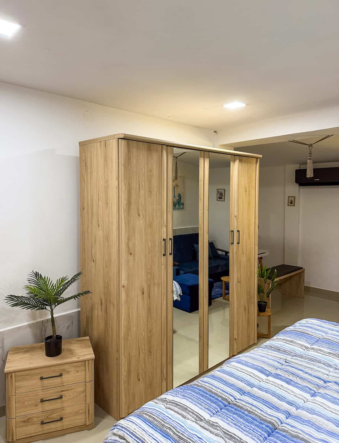 Moderní pokoj s dřevěnou skříní a postelí