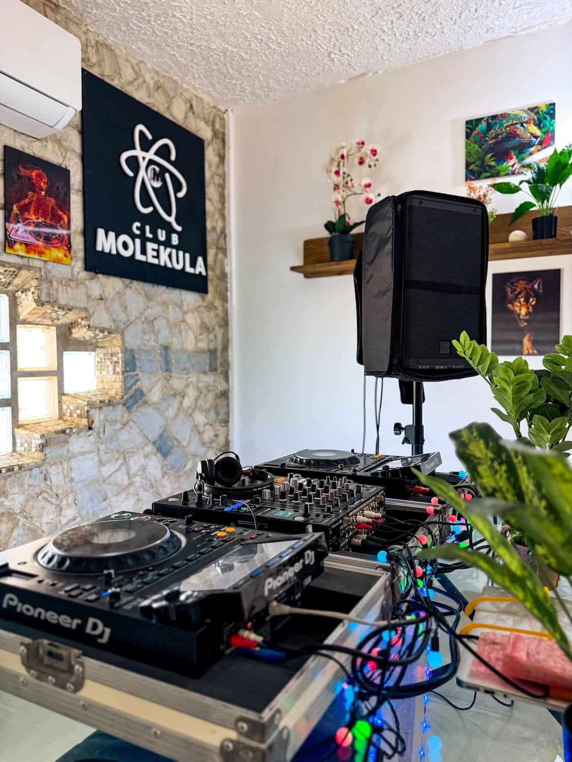 DJ vybavení a dekorace na akci v Planet Patanemo, ideální místo pro taneční zábavu a hudební zážitky.