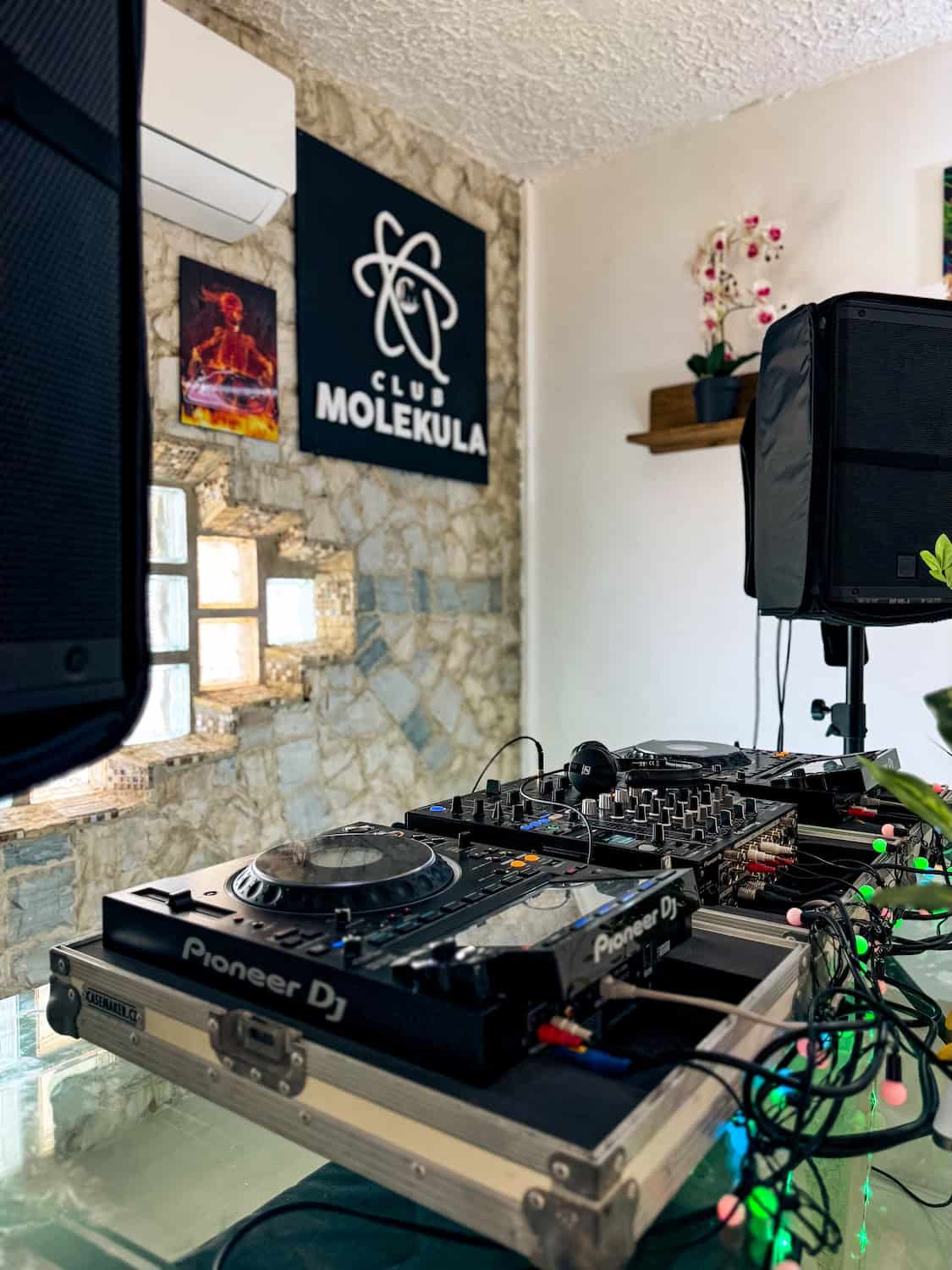 DJ vybavení a klubová atmosféra v domě Planet Patanemo, ideální místo pro taneční zábavu a hudební zážitky.