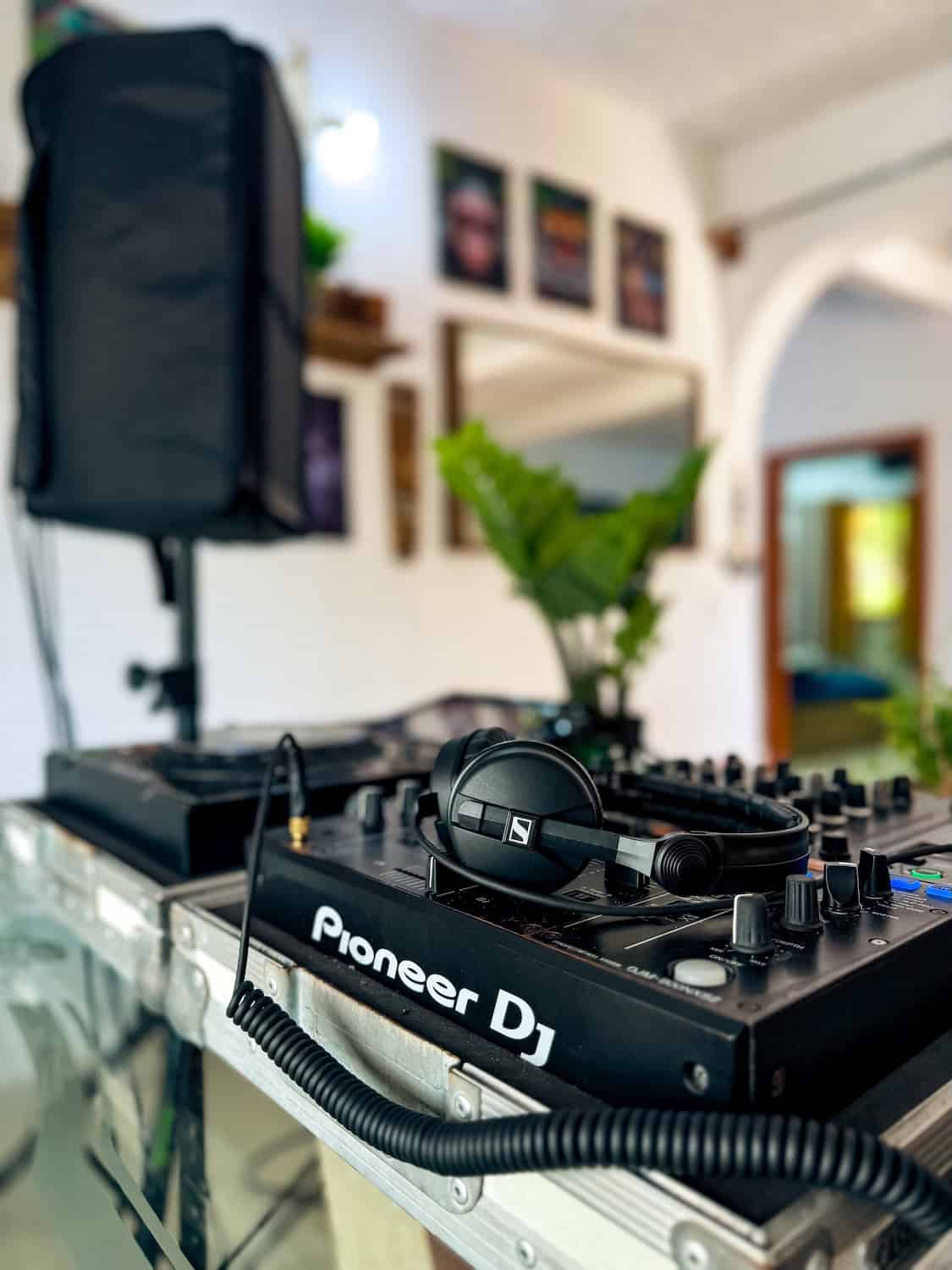 DJ pult s sluchátky, ideální pro domácí párty nebo hudební eventy.